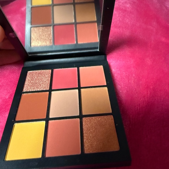 HUDA BEAUTY Coral Obsessions Palette - Vibrant Shades - Picture 3 of 3